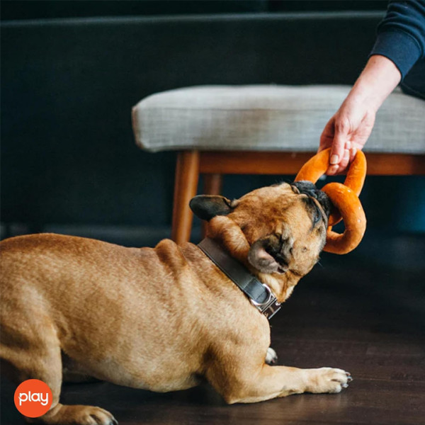 Play Pet Uluslararası Klasik - Bretzel Peluş Köpek Oyuncağı
